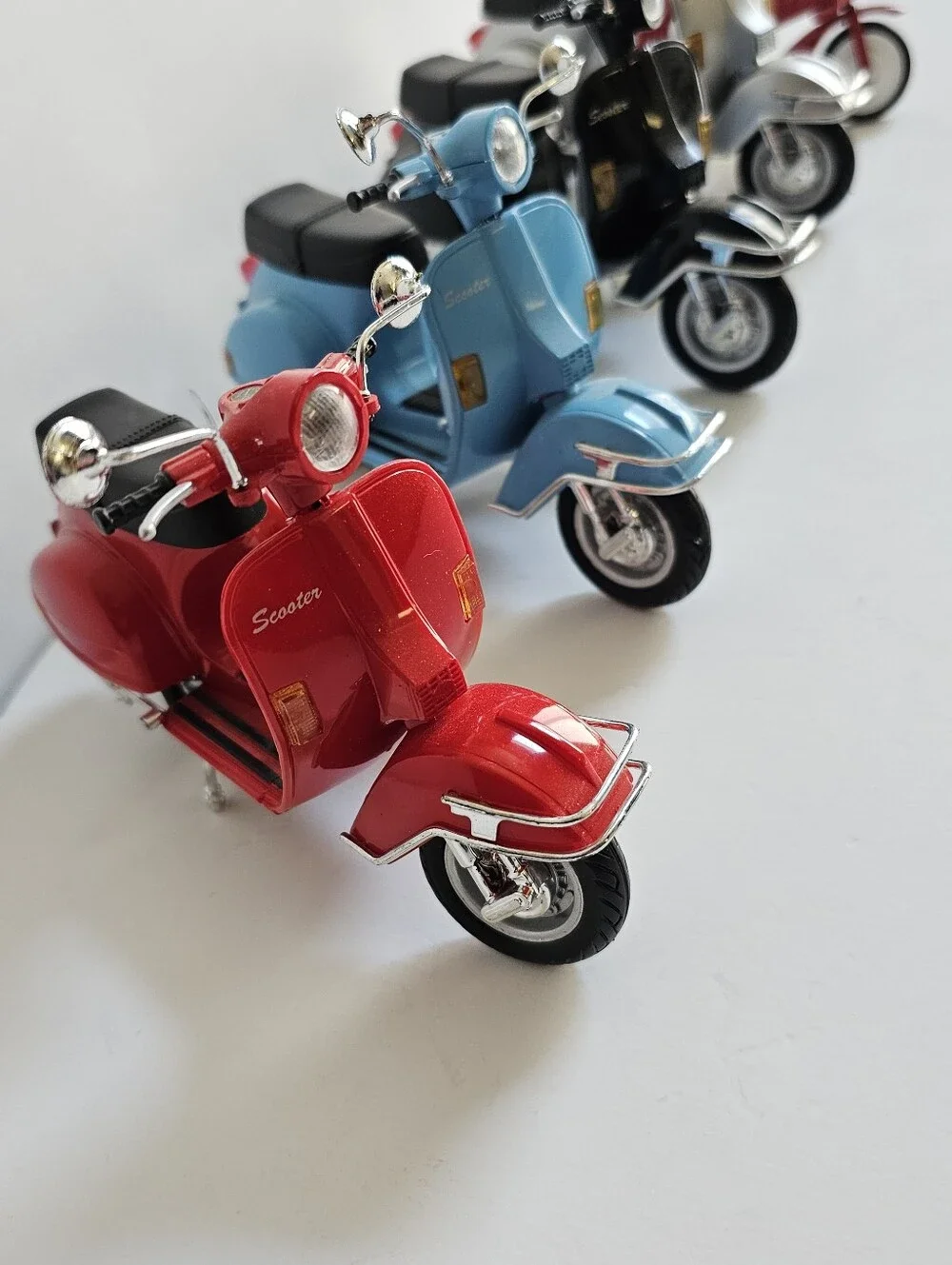 Vespa Pull-Back Scooter 1:10 Plus Diecast Super Sonda Pedal Scooter Lot of 5 NEW